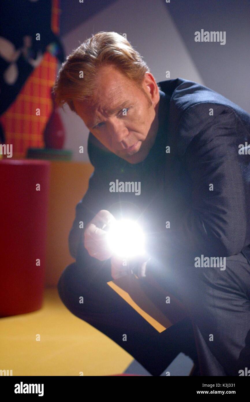 Episodio 6 Broken DAVID CARUSO. Concesso in licenza dalla TRASMISSIONE DEL CANALE 5. Cinque Stills: 0207 550 5509. Gratuito per la stampa editoriale e per l'utilizzo degli elenchi solo in relazione alla trasmissione corrente dei programmi di Channel 5. La presente immagine può essere riprodotta solo previo consenso scritto del Canale 5. Non per alcuna forma di pubblicità, uso di Internet o in relazione alla vendita di alcun prodotto. CSI MIAMI Series#1/episodio#6/Broken Tx: 28/10/02 DAVID CARUSO nel ruolo del tenente Horatio Caine Foto Stock