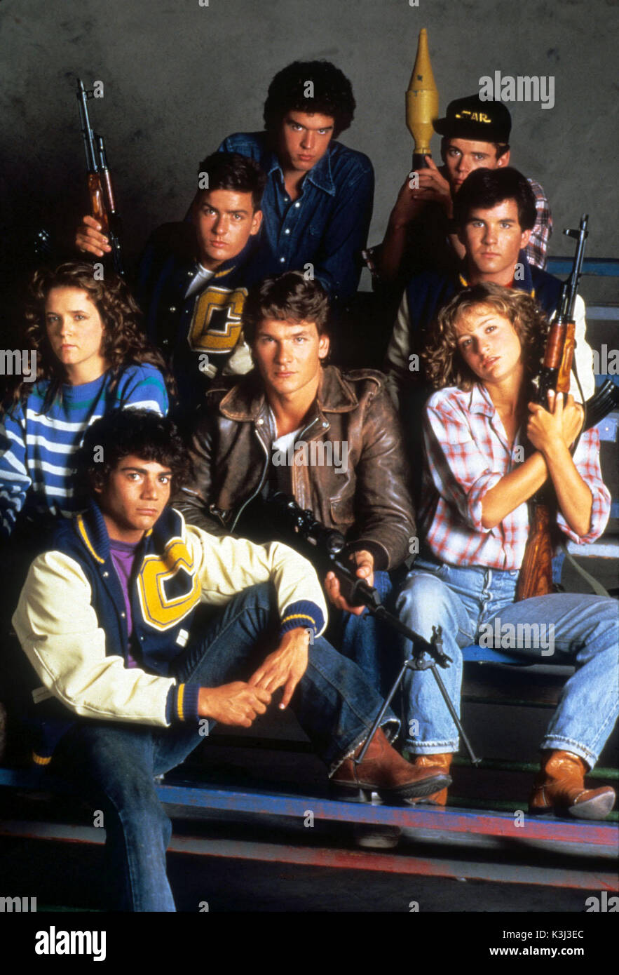 RED DAWN DOUG TOBY, LEA THOMPSON, Charlie Sheen, DARREN DALTON, C THOMAS HOWELL, BRAD SAVAGE, Jennifer Grey [center] Patrick Swayze data: 1984 Foto Stock