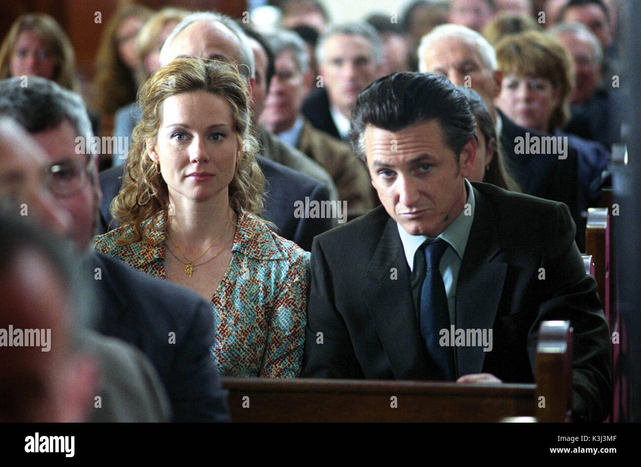 Mystic River. Da sinistra a destra: LAURA LINNEY e SEAN PENN in Warner Bros. Pictures' and Village Roadshow Pictures' drama Mystic River, una produzione di Malpaso con Sean Penn, Tim Robbins, Kevin Bacon e Laurence Fishburne. Foto: Merie W. Wallace. Copyright: Warner Bros. Immagini 2003. MYSTIC RIVER [US 2003] LAURA LINNEY, SEAN PENN MYSTIC RIVER. Da sinistra a destra: LAURA LINNEY e SEAN PENN in Warner Bros. Pictures' and Village Roadshow Pictures' drama Mystic River, una produzione di Malpaso con Sean Penn, Tim Robbin Foto Stock