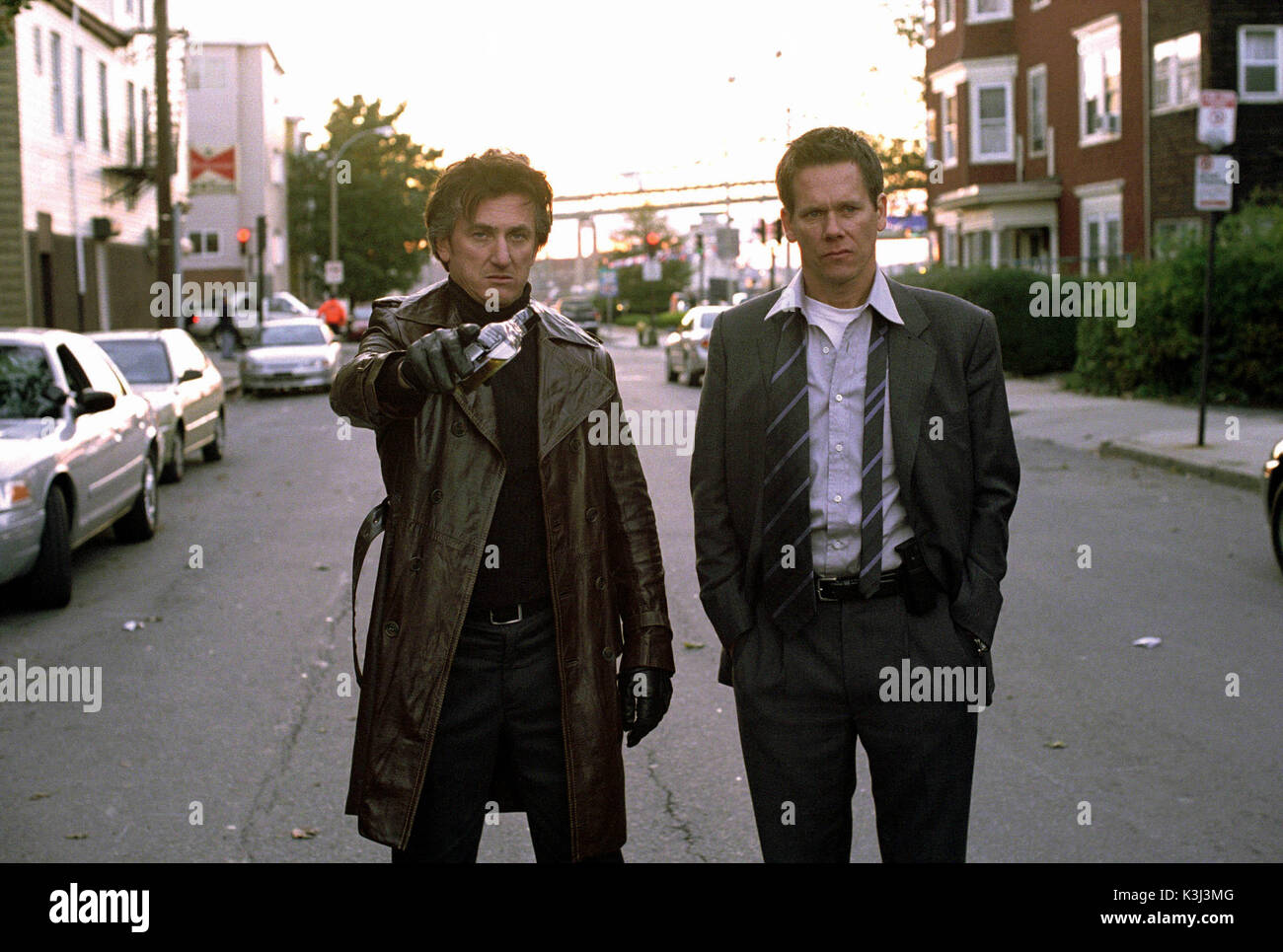 Mystic River. Da sinistra a destra: SEAN PENN e KEVIN BACON star in Warner Bros. Pictures' and Village Roadshow Pictures' drama Mystic River, una produzione di Malpaso con Tim Robbins e Laurence Fishburne. Foto: Merie W. Wallace. Copyright: Warner Bros. Immagini 2003. MYSTIC RIVER [US 2003] SEAN PENN, KEVIN BACON MYSTIC RIVER. Da sinistra a destra: SEAN PENN e KEVIN BACON star in Warner Bros. Pictures' and Village Roadshow Pictures's drama Mystic River, una produzione di Malpaso con Tim Robbins e Laurence Fi Foto Stock