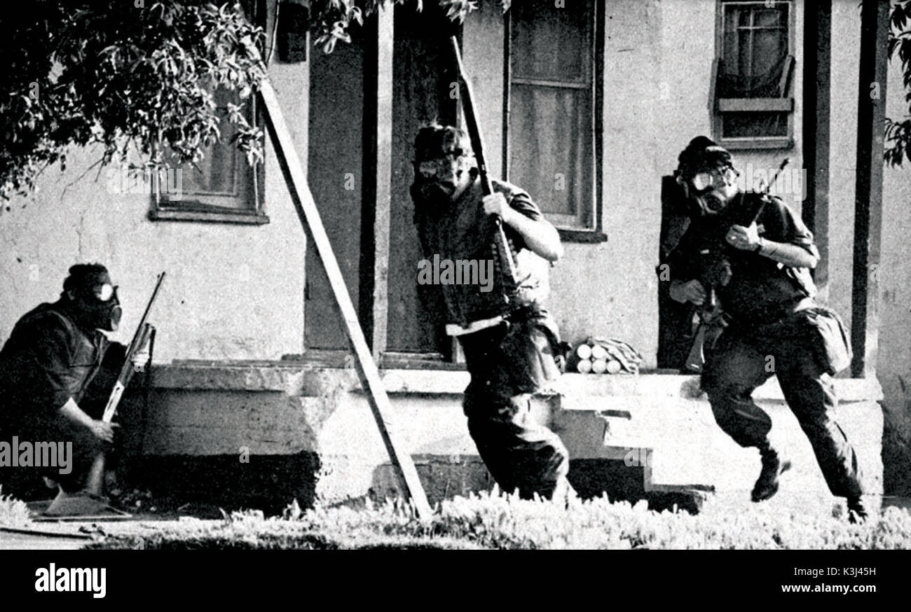 Los Angeles SWAT team si impegna nella sparatoria con la Symbionese Liberation Army, 17 maggio 1974 GUERRILLA: assunzione di Patty Hearst aka NEVERLAND: la salita e la DISCESA DEL SYMBIONESE Liberation Army Los Angeles SWAT team si impegna nella sparatoria con la Symbionese Liberation Army, 17 Maggio 1974 Data: 2004 Foto Stock
