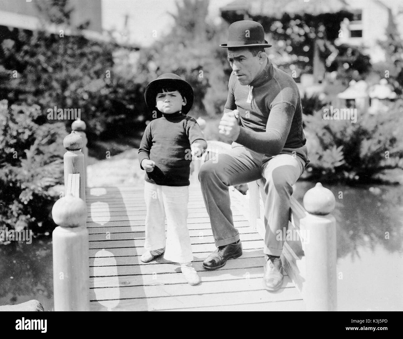DEAN REISNER [DINKY DEAN REISNER] teenager figlio di direttore CHARLES 'chuck' REISNER ottiene alcuni consigli pugilistic dal lottatore, attore BULL MONTANA. Questo potrebbe essere stato preso tra le scene del film breve UN UOMO DONNA Foto Stock