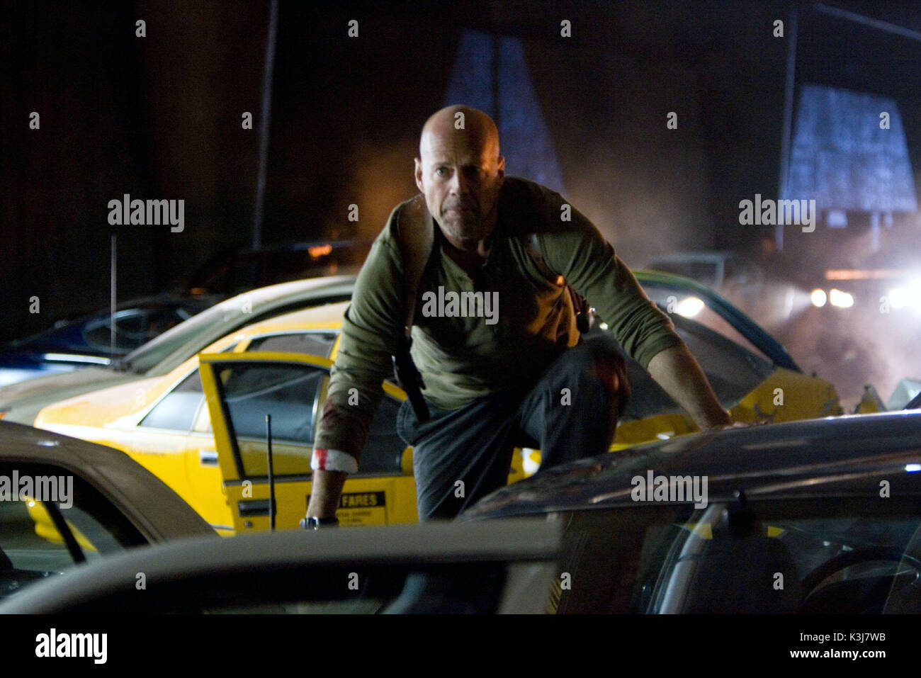 Le fotografie devono essere utilizzati esclusivamente per la pubblicità, la promozione e la pubblicità o le recensioni di questo specifico Motion Picture e restano di proprietà dello studio. Non per la vendita o la ridistribuzione di vivere liberi o morire HAR aka DIE HARD 4.0 Bruce Willis come det. John McClane data: 2007 Foto Stock