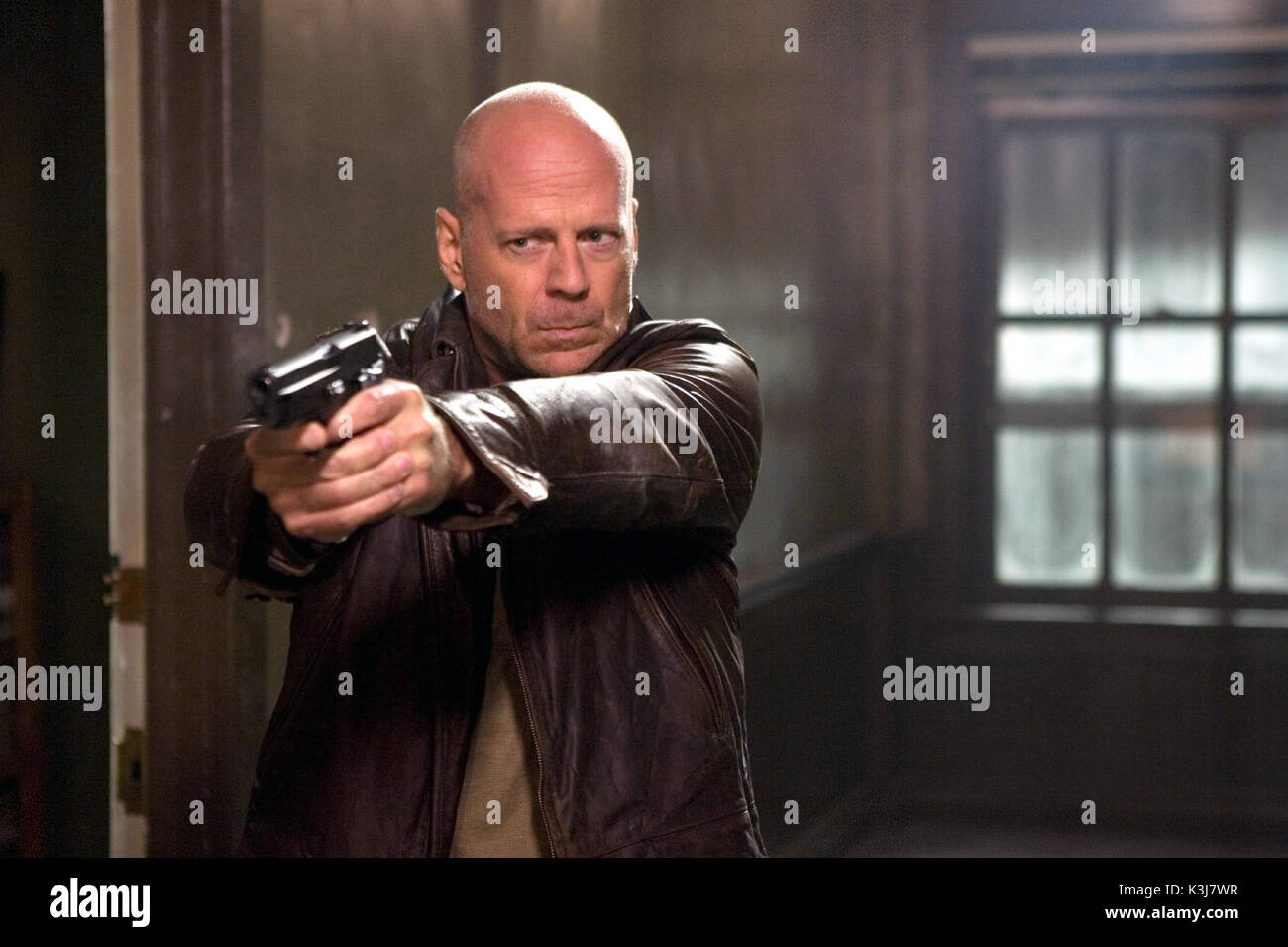 Le fotografie devono essere utilizzati esclusivamente per la pubblicità, la promozione e la pubblicità o le recensioni di questo specifico Motion Picture e restano di proprietà dello studio. Non per la vendita o la ridistribuzione di vivere liberi o morire duro aka DIE HARD 4.0 Bruce Willis come det. John McClane data: 2007 Foto Stock