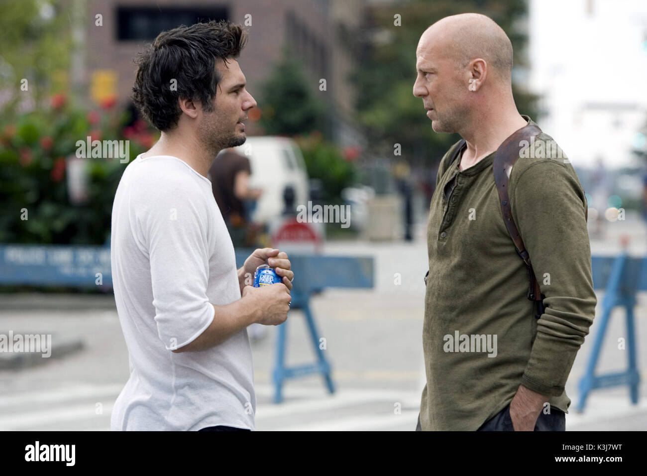 Le fotografie devono essere utilizzati esclusivamente per la pubblicità, la promozione e la pubblicità o le recensioni di questo specifico Motion Picture e restano di proprietà dello studio. Non per la vendita o la ridistribuzione di vivere liberi o morire duro aka DIE HARD 4.0 regista Len Wiseman, Bruce Willis come det. John McClane data: 2007 Foto Stock