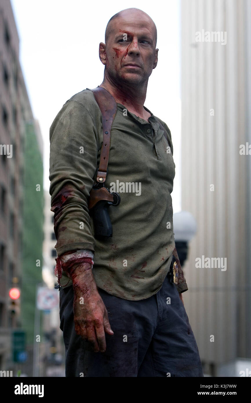 Le fotografie devono essere utilizzati esclusivamente per la pubblicità, la promozione e la pubblicità o le recensioni di questo specifico Motion Picture e restano di proprietà dello studio. Non per la vendita o la ridistribuzione di vivere liberi o morire duro aka DIE HARD 4.0 Bruce Willis come det. John McClane data: 2007 Foto Stock