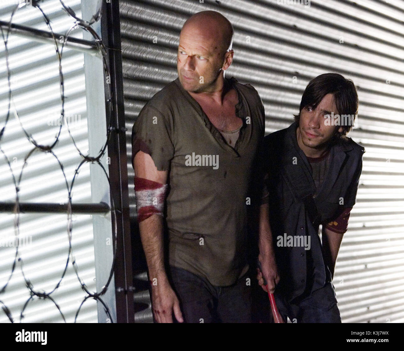 Le fotografie devono essere utilizzati esclusivamente per la pubblicità, la promozione e la pubblicità o le recensioni di questo specifico Motion Picture e restano di proprietà dello studio. Non per la vendita o la ridistribuzione di vivere liberi o morire duro aka DIE HARD 4.0 Bruce Willis come det. John McClane, Justin Long data: 2007 Foto Stock