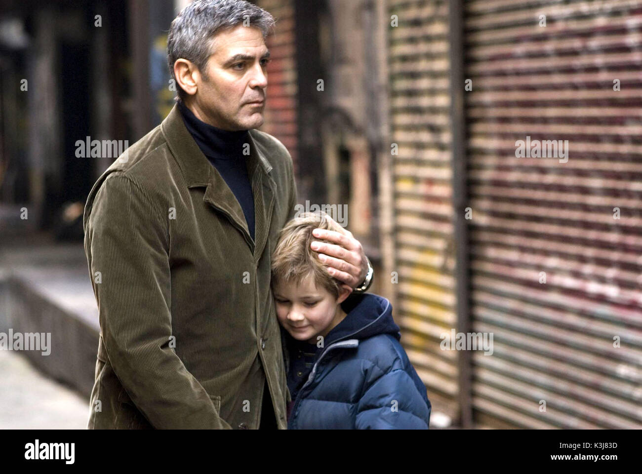 Michael Clayton e suo figlio Enrico (Austin Williams) Michael Clayton George Clooney come Michael Clayton, Austin Williams come Henry Clayton data: 2007 Foto Stock