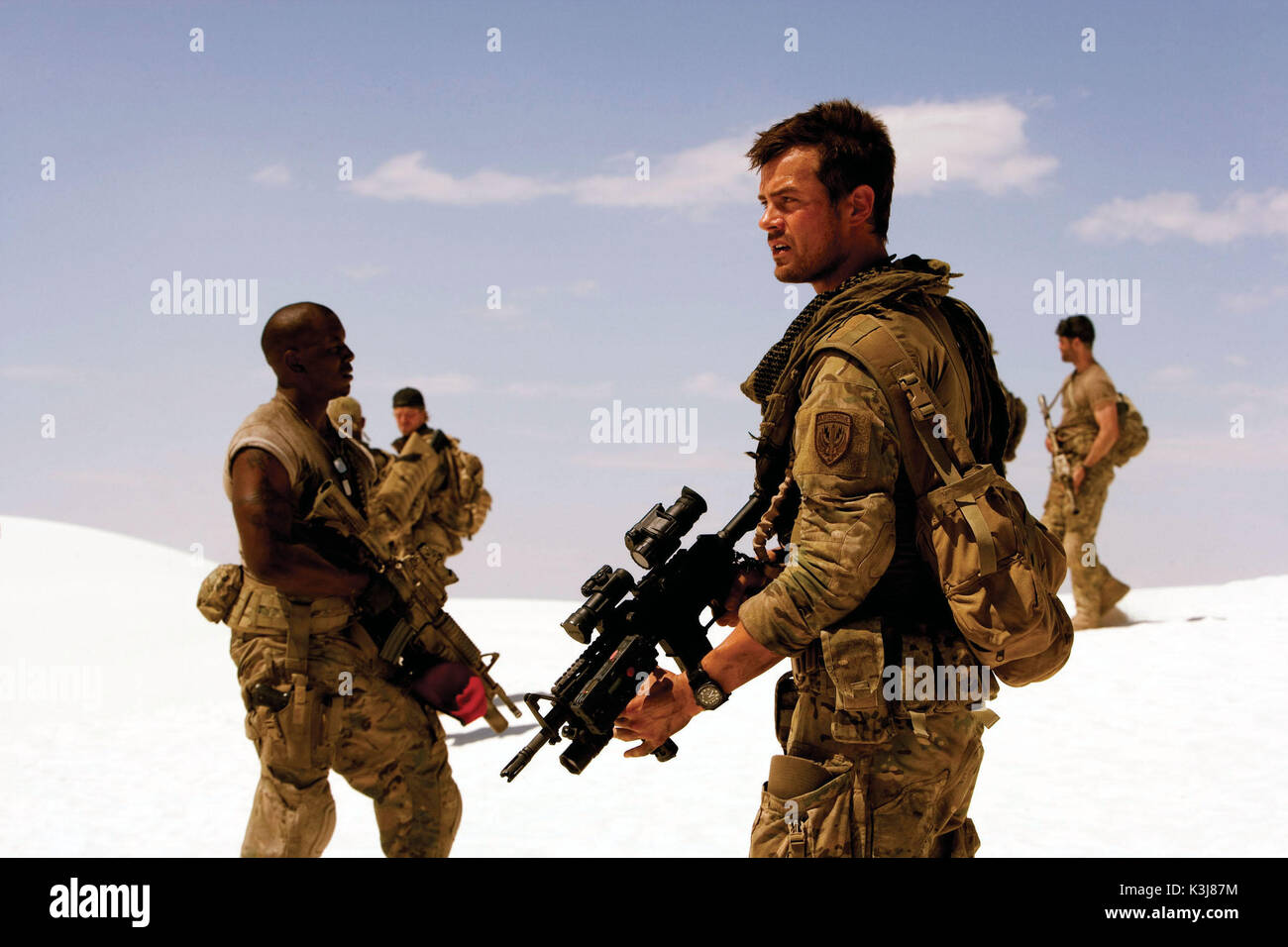 Stati Uniti Air Force Tech. Sgt. Epps (Tyrese Gibson, a sinistra) e forze speciali esercito Capt. Lennox (Josh Duhamel, destra) sono di pattuglia in Qatar in DreamWorks foto? E Paramount Pictures? ?Trasformatori.? Trasformatori Tyrese Gibson come Stati Uniti Air Force Tech. Sgt. Epps, Josh Duhamel come Forze Speciali esercito Capt. Lennox di pattuglia in Qatar. Foto Stock