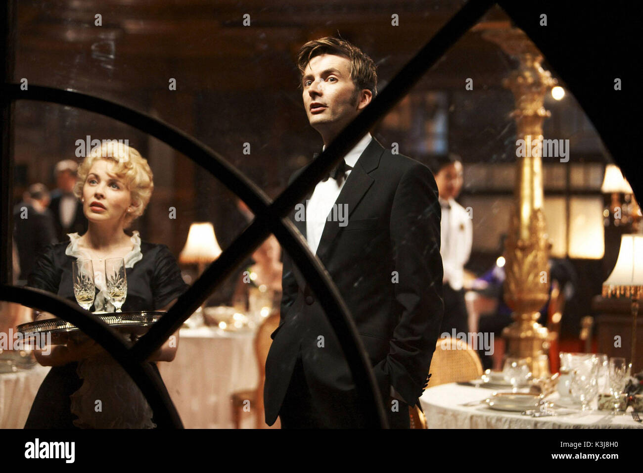 Voyage of the Damned' Darenote Ltd La foto mostra: (l-r) KYLIE MINOGUE nel ruolo di Astrid Peth, DAVID TENNANT nel ruolo del Dottore. TX: BBC ONE martedì 25 dicembre 2007 AVVISO: L'utilizzo di questa immagine d'autore è soggetto alle condizioni d'uso di BBC Picturesi BBC Digital Picture Service. In particolare, questa immagine può essere pubblicata in formato cartaceo solo per uso editoriale durante il periodo pubblicitario (le settimane immediatamente precedenti e compresa la settimana di trasmissione del programma o evento pertinente e tre settimane di revisione successive Foto Stock