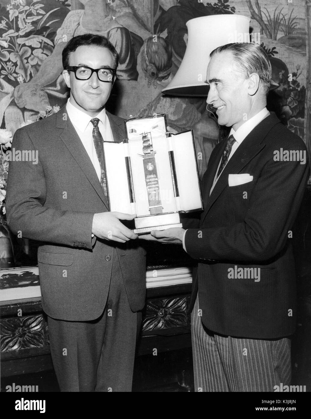 PETER SELLERS che riceve il premio di Miglior Attore al San Sebastian Film Festival nel 1962 per la sua prestazione nel valzer dei Toreadors Foto Stock