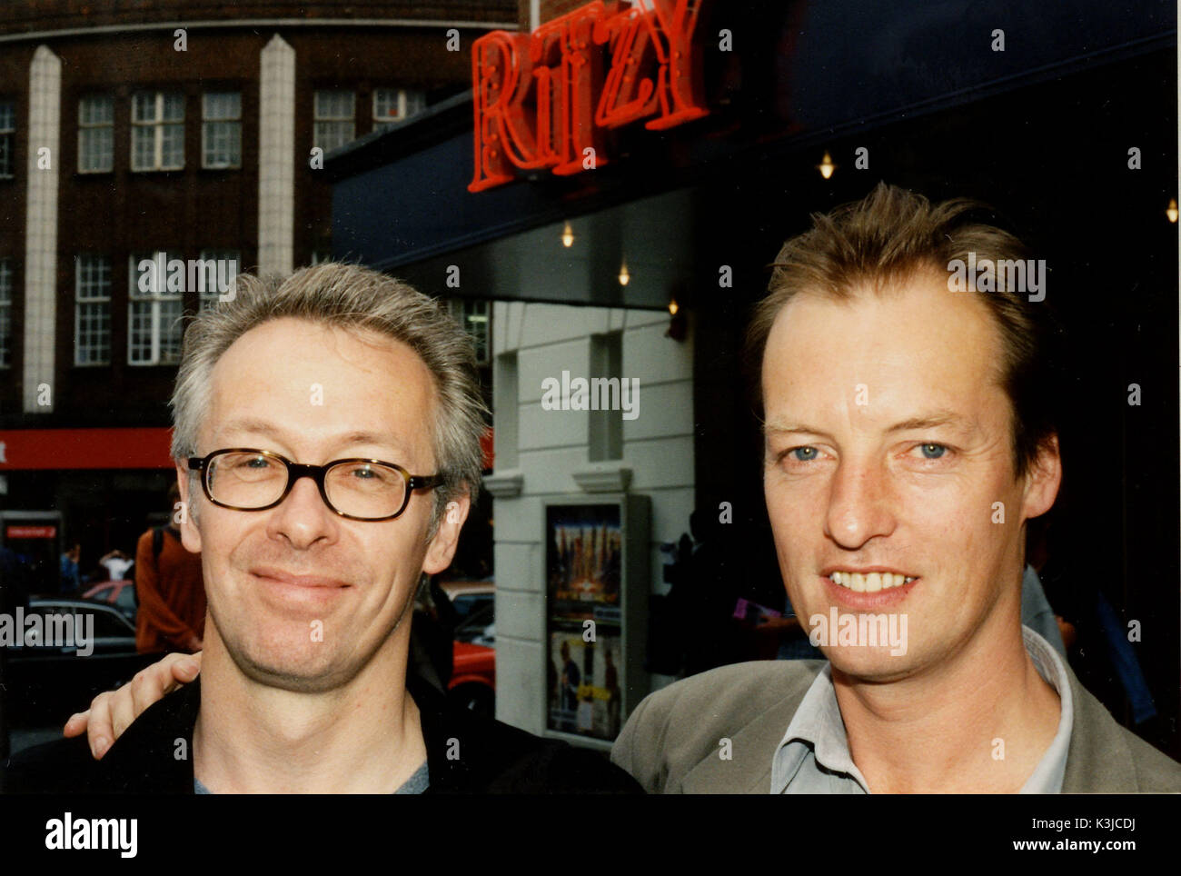 Il produttore PAUL WEBSTER [sinistra] e Executive PETE BUCKINGHAM fuori Brixton storico del cinema RITZY che ha aperto come il padiglione elettrico nel 1911 Foto Stock