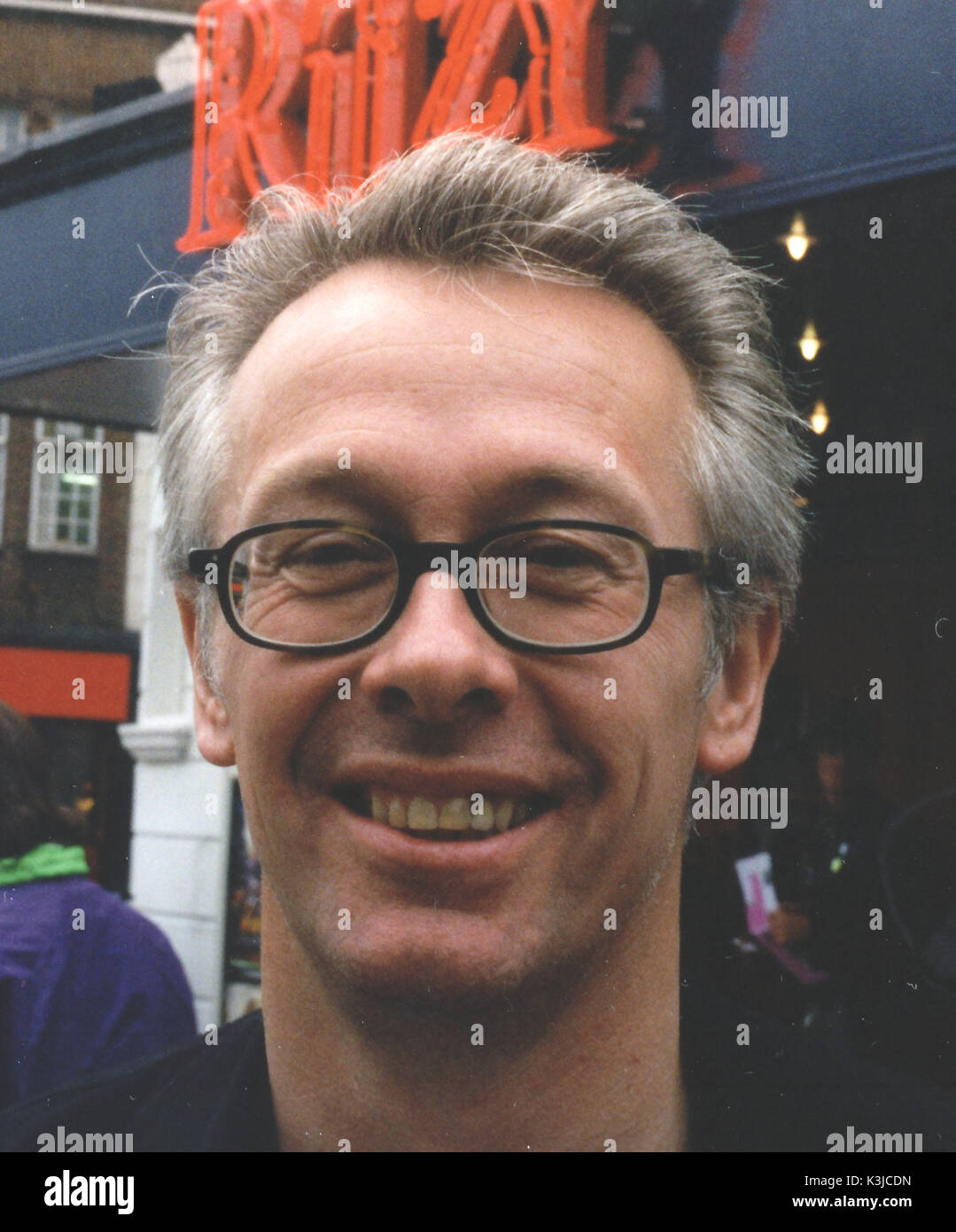 Il produttore PAUL WEBSTER fuori Brixton storico del cinema RITZY che ha aperto come il padiglione elettrico nel 1911 Foto Stock