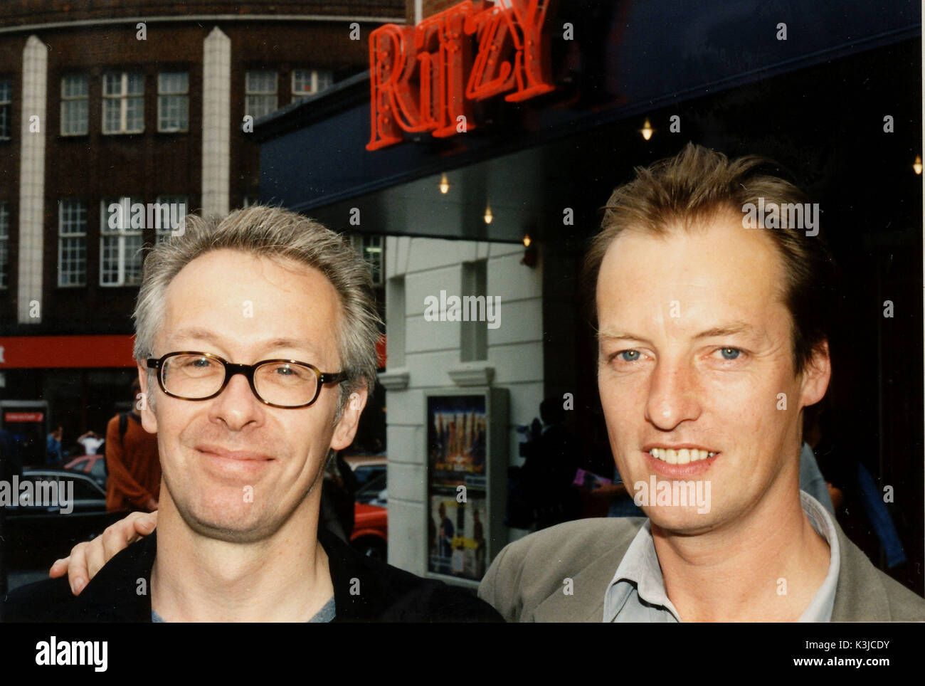 Il produttore PAUL WEBSTER [sinistra] e Executive PETE BUCKINGHAM fuori Brixton storico del cinema RITZY che ha aperto come il padiglione elettrico nel 1911 Foto Stock