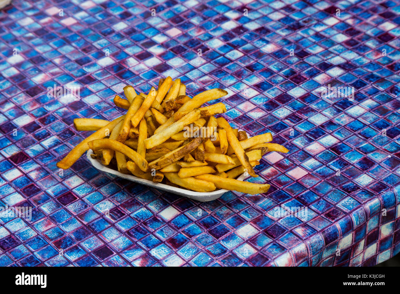 Fresh cut patatine fritte sul tavolo da picnic Foto Stock