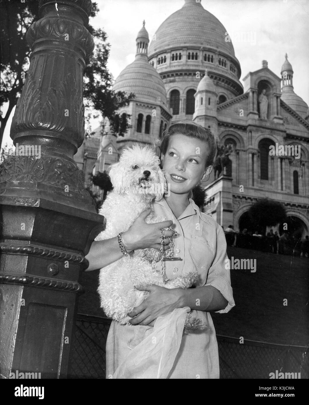 CECILE AUBRY attrice francese a Parigi con il Sacre Coeur dietro CECILE AUBRY Foto Stock