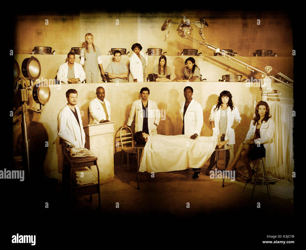GRAY'S ANATOMY [US 2005 - ] (bancata posteriore) Justin Chambers come Alex Karev, Katherine Heigl come Isobel 'Izzie' Stevens, T.R. Knight come George O'Malley, Chandra Wilson come Miranda Bailey, Ellen Pompeo come Meredith grigio, Sandra Oh come Cristina Yang (prima fila) Eric Dane come Mark Sloan, James Pickens, Jr. come Richard Webber, Patrick Dempsey come Derek Pastore, Isaia Washington come Preston Burke, Sara Ramirez come la Dottoressa Callie Torres e Kate Walsh Addison come pastore. GRAY'S ANATOMY Foto Stock