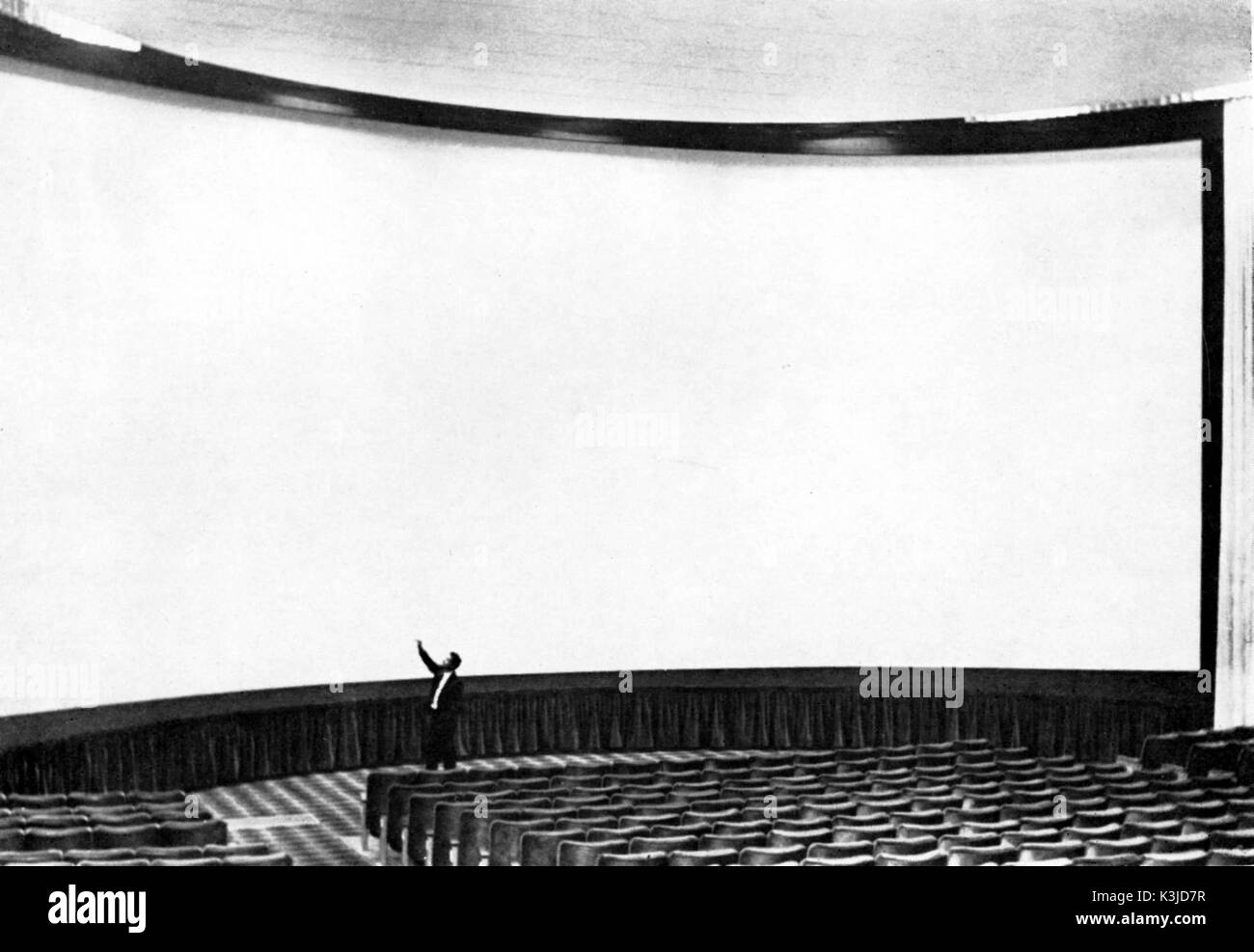 La curva profondamente British personalizzati in dimensione schermo-150 30 piedi alto con una larghezza curvilinea di 68 piedi al Camelot Theatre, Palm Springs, in Florida, Stati Uniti d'America presso l'apertura nel 1967 Foto Stock