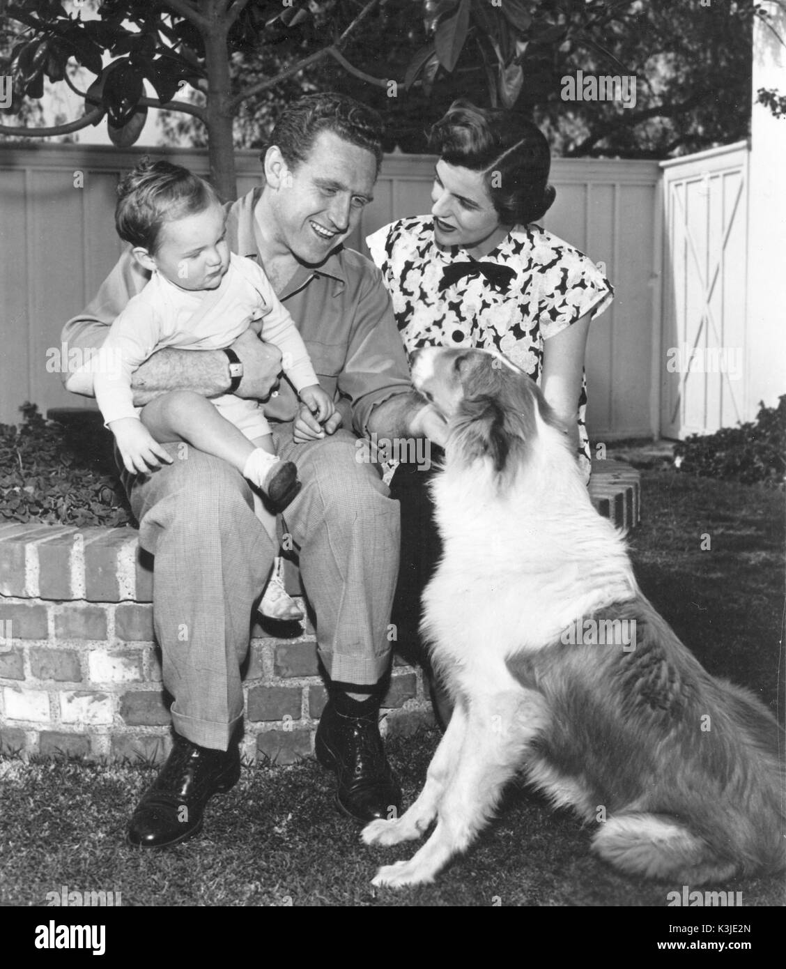 JAMES WHITMORE attore americano con la moglie Nancy Mygatt, il loro figlio James Whitmore III che come un adulto è noto come James WHITMORE JNR un film e televisione attore e regista, con davanti, ragazzino nipote di LASSIE il canino film di star JAMES WHITMORE Foto Stock