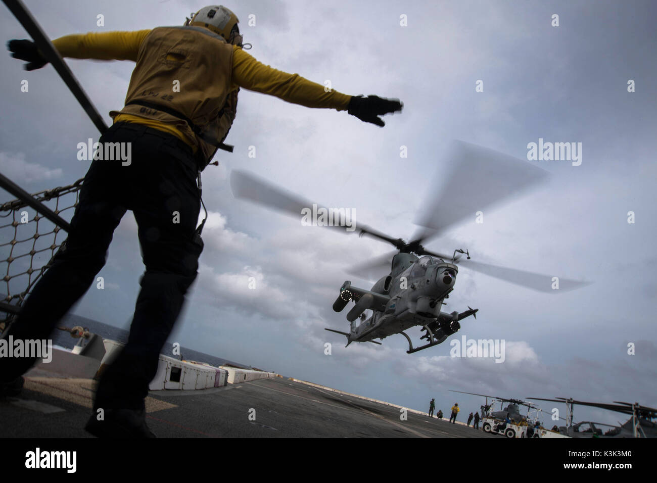 AH-1Z Viper di decollare dal momento dell'Atterraggio elicottero Dock. Foto Stock