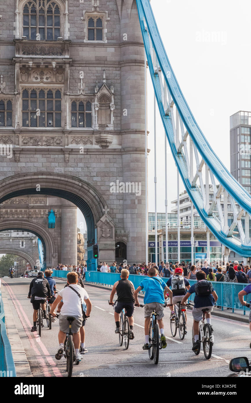 Inghilterra, Londra, gruppo di giovani ciclisti attraversando il Tower Bridge Foto Stock