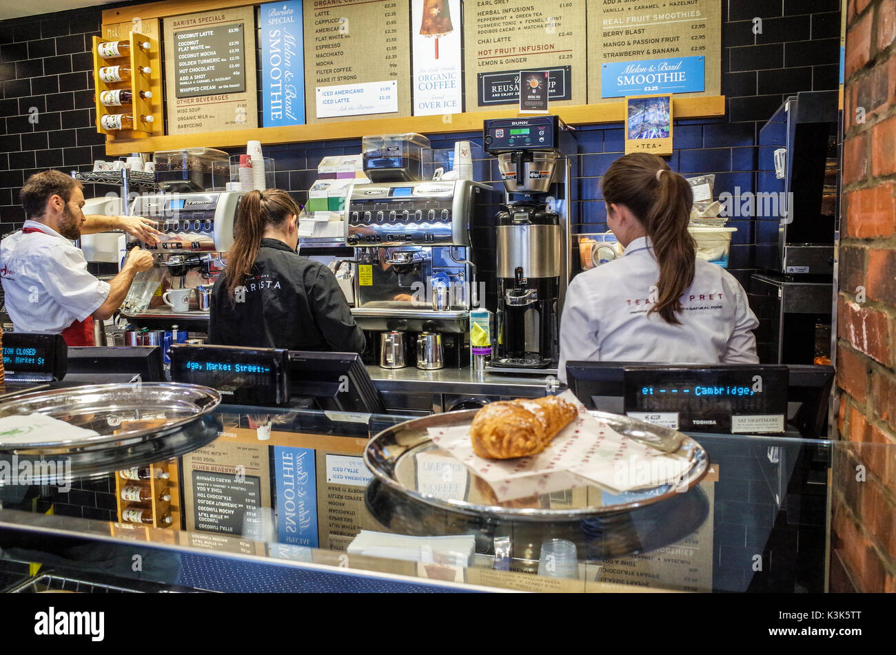 Pret a Manger - personale e baristi a lavorare al bancone di un Pret a Manger coffee shop Foto Stock