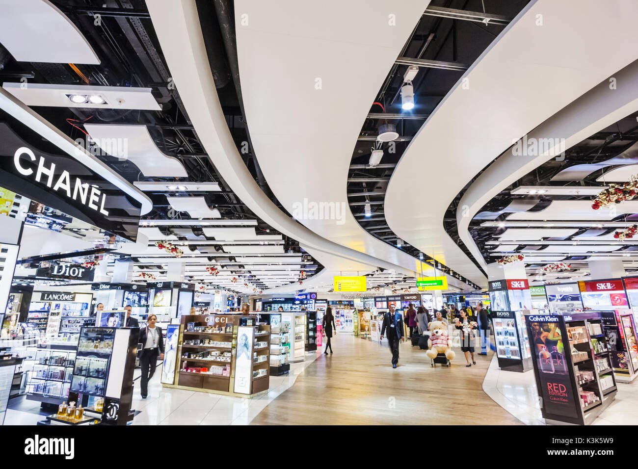 Inghilterra, Londra Heathrow Airport Duty Free Shopping Arcade Foto Stock