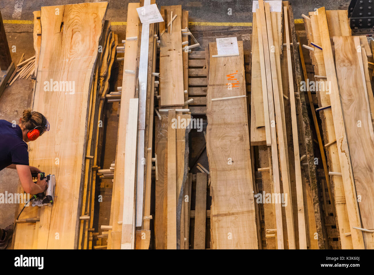 Inghilterra, Hampshire, Portsmouth, Portsmouth Historic Dockyard, Boathouse 4, Boat Building e di restauro, il taglio di tavole di legno Foto Stock