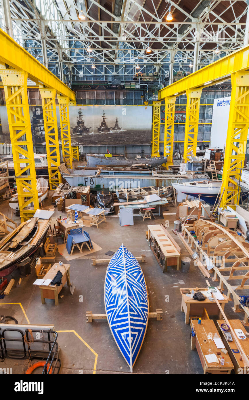 Inghilterra, Hampshire, Portsmouth, Portsmouth Historic Dockyard, Boathouse 4, barca edilizia e restauro Foto Stock