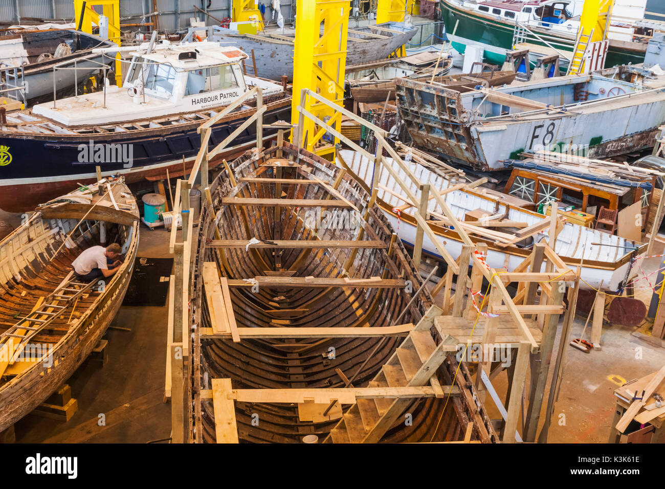 Inghilterra, Hampshire, Portsmouth, Portsmouth Historic Dockyard, Boathouse 4, barca edilizia e restauro Foto Stock