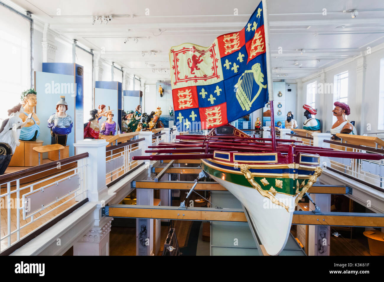 Inghilterra, Hampshire, Portsmouth, Portsmouth Historic Dockyard, il Museo Nazionale, la Royal Navy, membro chiatta di Re Carlo la seconda e navi Figureheads Foto Stock