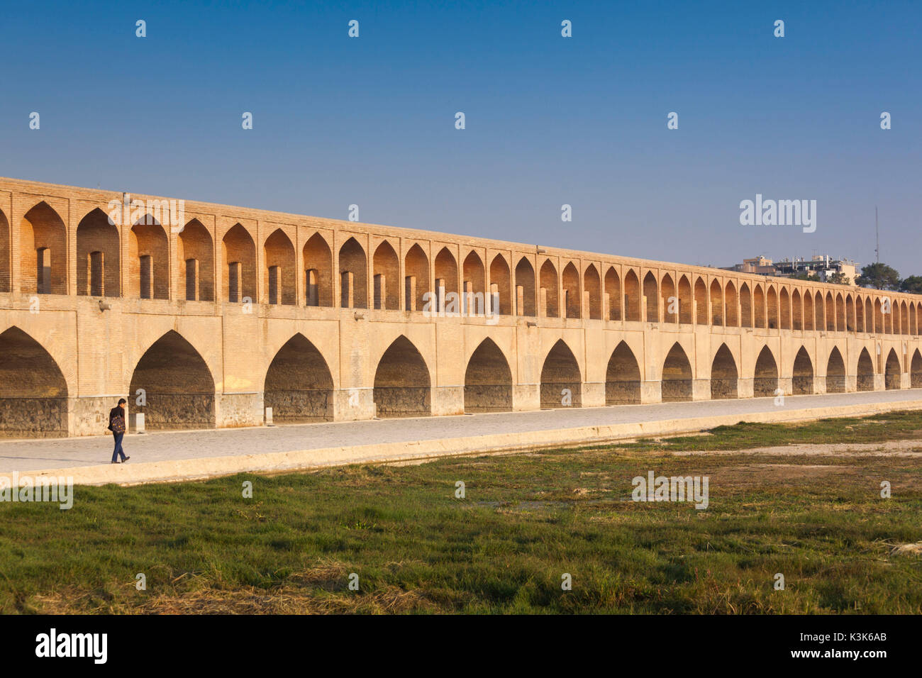 Iran, Central Iran, Esfahan, Si-O-seh Bridge, alba Foto Stock