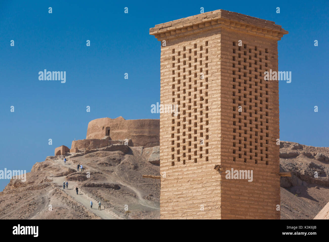 Iran, Central Iran, Yazd, torri zoroastriana di silenzio complesso sepolcrale, esterna Foto Stock