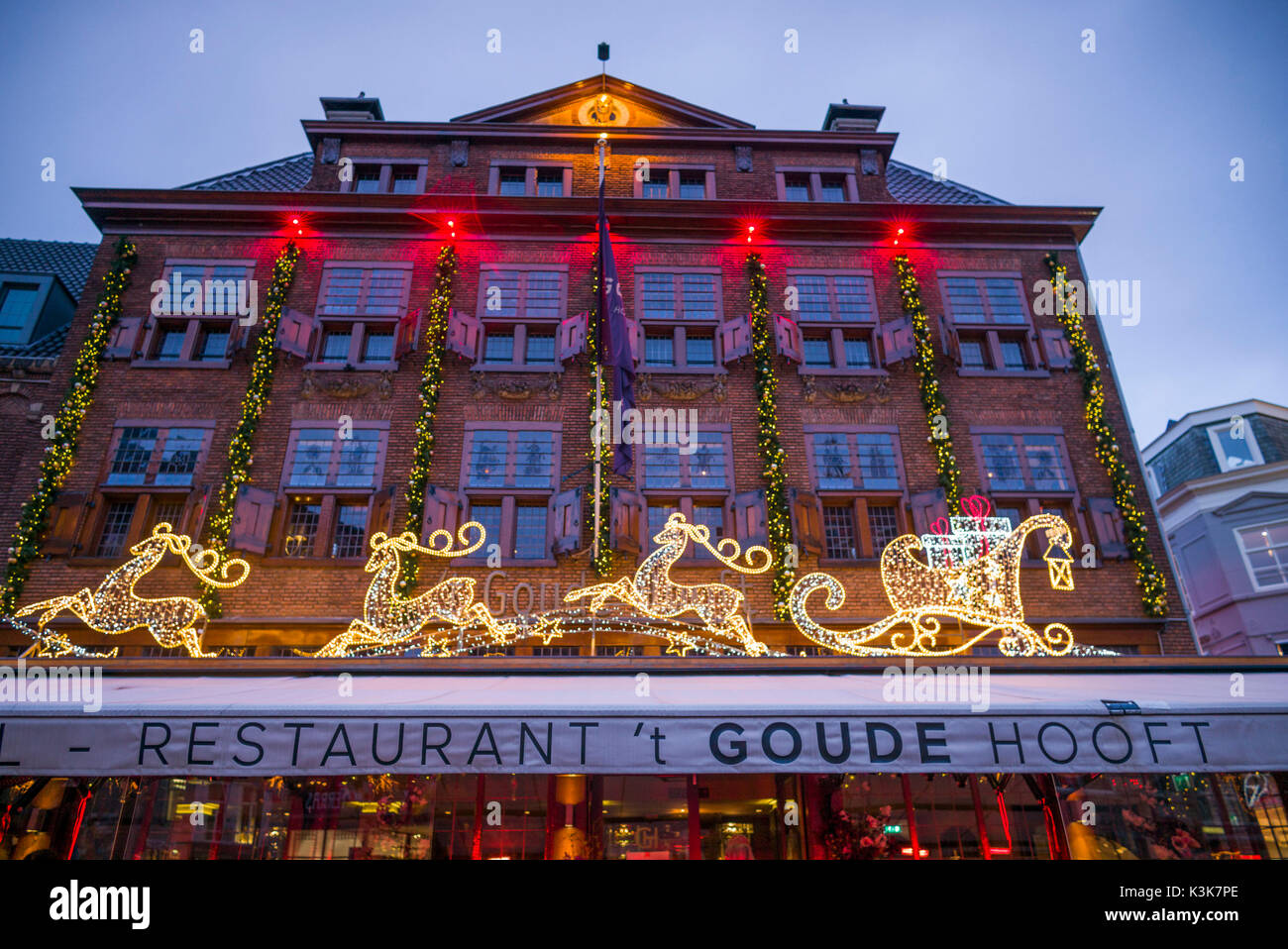 Paesi Bassi, l'Aia, ristorante t' Goude Hooft, con decorazioni di Natale, crepuscolo Foto Stock