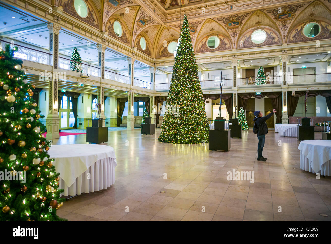 Paesi Bassi, Scheveningen, Kurhaus, albero di Natale, interno Foto Stock