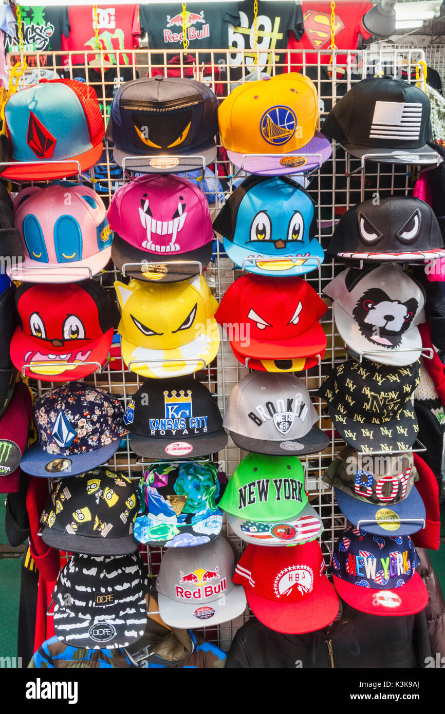 Giappone, Hoshu, Tokyo, Ueno, Ameyoko Shopping Street, Display del negozio di cappelli da baseball Foto Stock