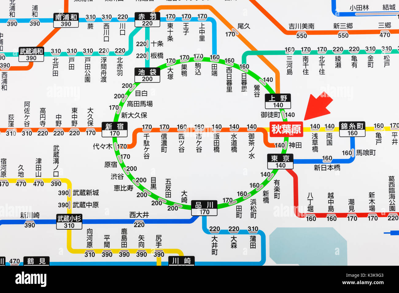 Giappone, Hoshu, Tokyo, Akihabara Station, Stazione ferroviaria la mappa di rete mostra i prezzi dei biglietti per varie destinazioni in giapponese Foto Stock