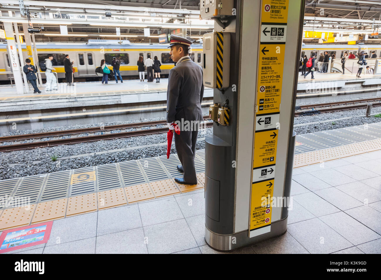 Giappone, Hoshu, Tokyo Shinjuku, Shinjuku Stazione ferroviaria scena della piattaforma Foto Stock