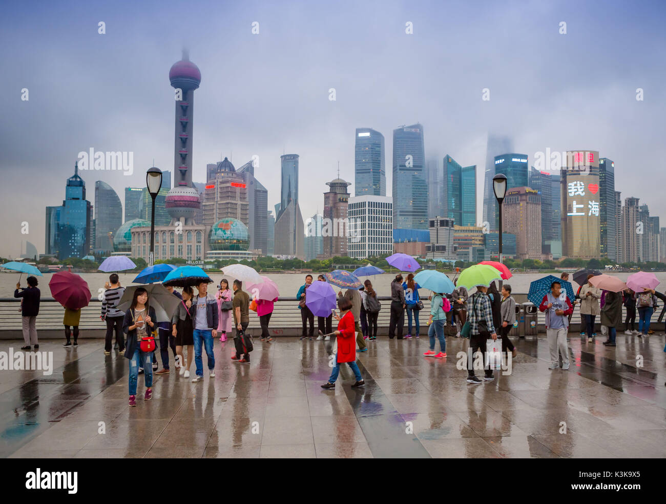 Cina, Shanghaai City, lo skyline di Pudong fom il Bund Foto Stock