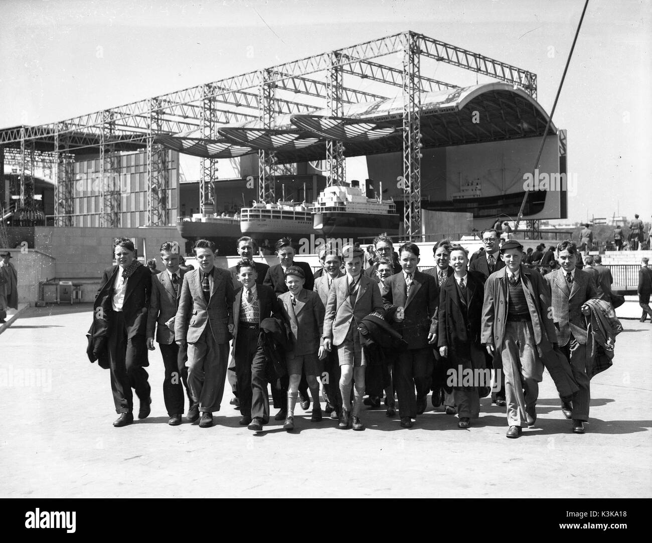 I ragazzi della scuola visitando il Festival della Gran Bretagna di Londra 1951 Foto Stock