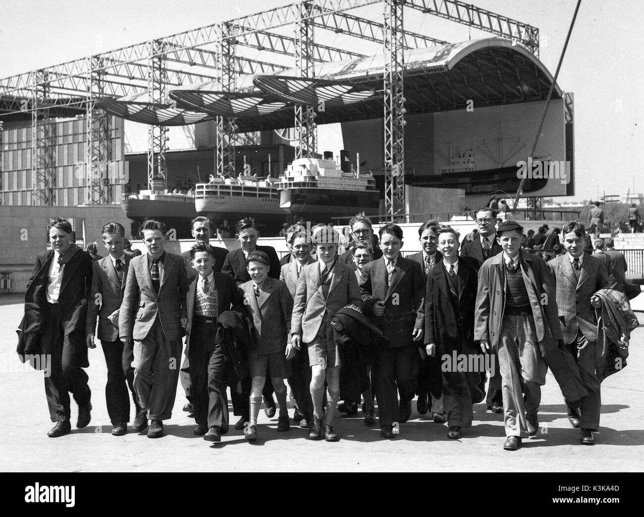I ragazzi della scuola visitando il Festival della Gran Bretagna di Londra 1951 con il mare e le navi Pavilion in background. Foto Stock