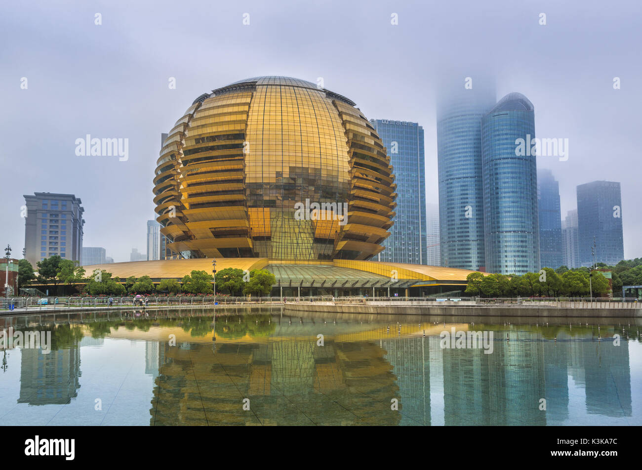 Cina, Zhejiang, Hangzhou, Qianjiang Citta nuova conferenza internazionale Bldg. Foto Stock