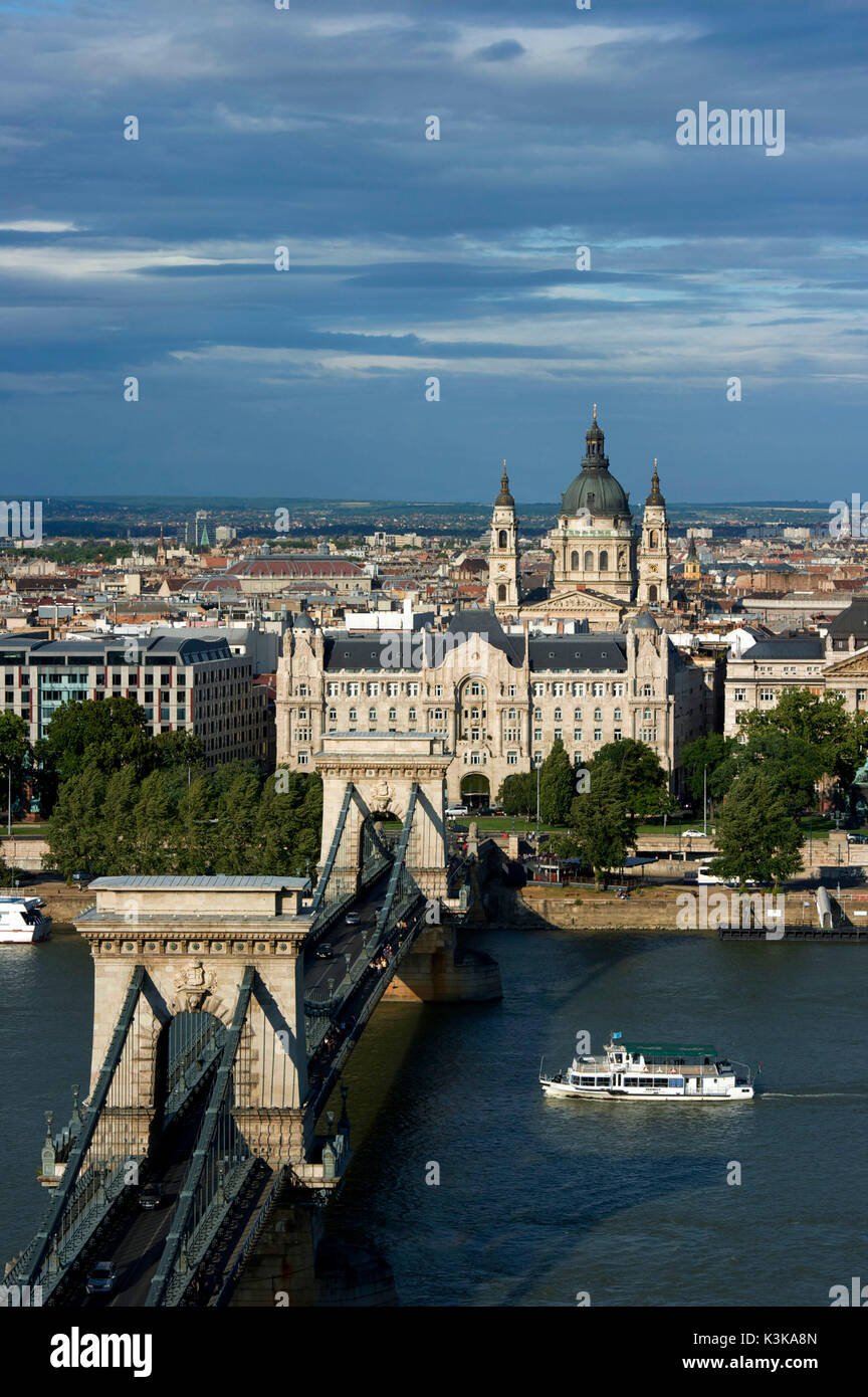 Ungheria, Budapest, il Danubio, il Ponte delle catene (Szechenyi Lanchid), Patrimonio dell'Umanità dell'UNESCO, il Palazzo Gresham, in stile Art Nouveau del 1907, oggi convertito in hotel e nella Basilica di Santo Stefano Foto Stock