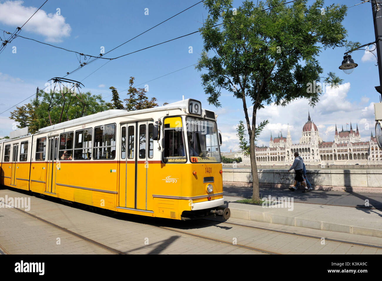 Ungheria, Budapest, giallo tranviarie lungo le sponde del Danubio sono classificati come patrimonio mondiale dall' UNESCO e il Parlamento europeo Foto Stock