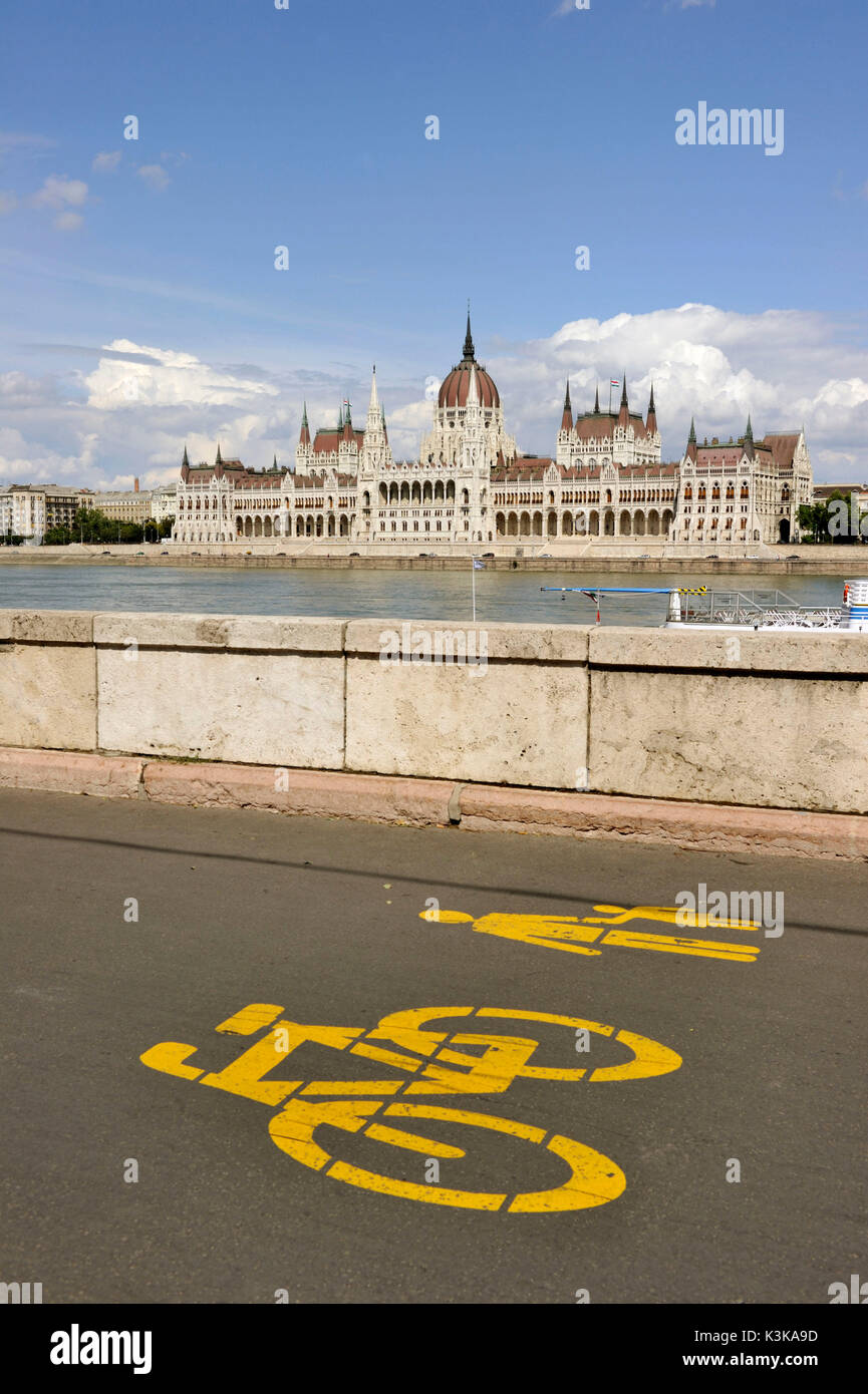 Ungheria, Budapest, il fiume Danubio e il Parlamento si vede dall'altra sponda del fiume, classificato come patrimonio mondiale dall' UNESCO, di Buda Foto Stock