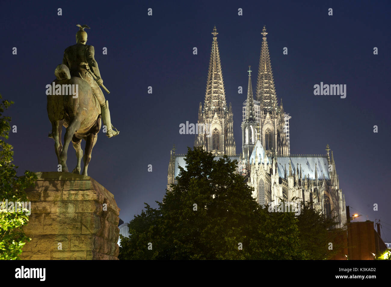 Germania, Nord Reno-Westfalia, Colonia (Köln), statua equestre di Guglielmo II sul ponte Hohenzollern-Brücke e la cattedrale di Köln, patrimonio mondiale dell'UNESCO Foto Stock