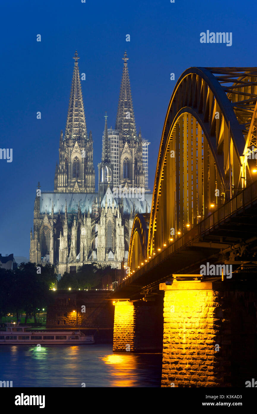 In Germania, in Renania settentrionale-Vestfalia, Colonia (Köln), il fiume Reno, il ponte Hohenzollern-Brücke e la cattedrale di Colonia sono classificati come patrimonio mondiale dall' UNESCO Foto Stock