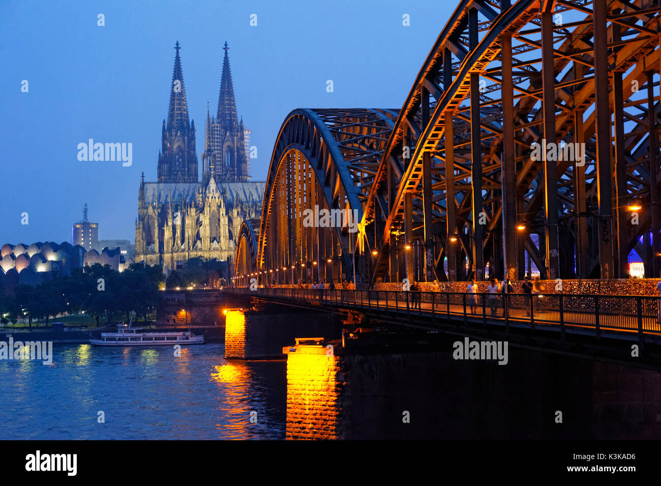 In Germania, in Renania settentrionale-Vestfalia, Colonia (Köln), il fiume Reno, il ponte Hohenzollern-Brücke e la cattedrale di Colonia sono classificati come patrimonio mondiale dall' UNESCO Foto Stock