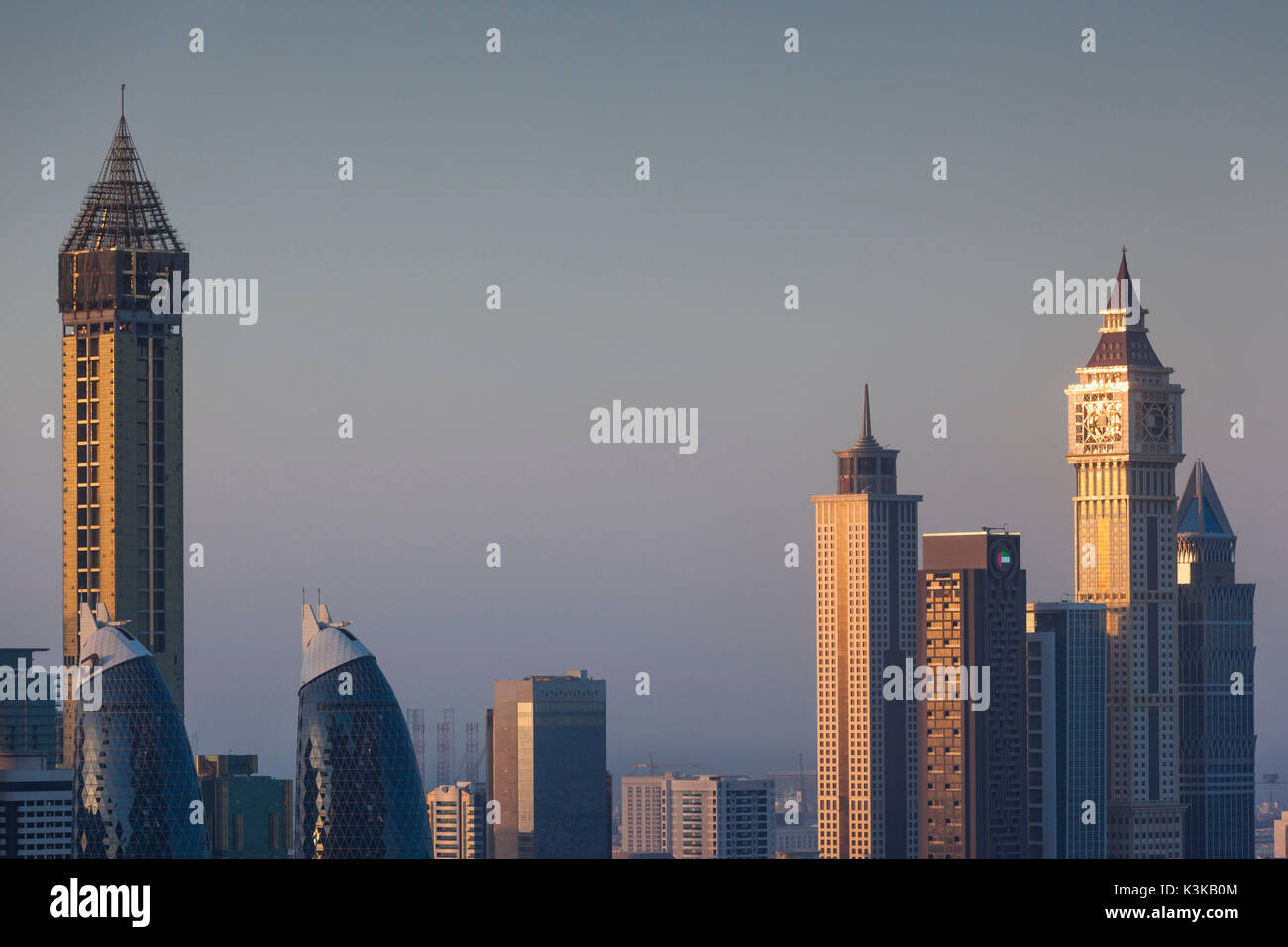 I UAE Dubai, Centro di Dubai, vista in elevazione dei grattacieli su Sheikh Zayed Road da downtown, crepuscolo Foto Stock