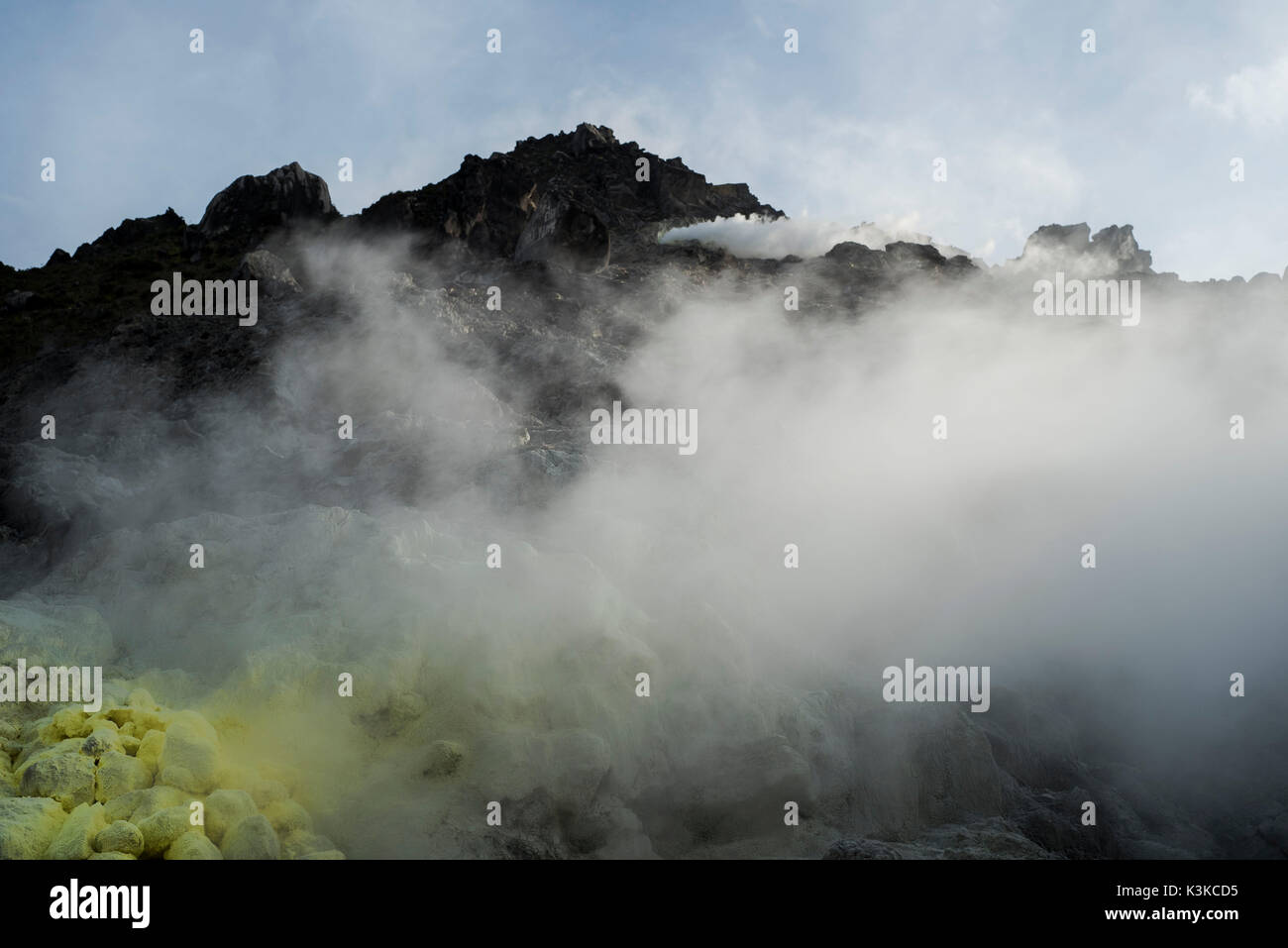 Caldo molla di zolfo con un getto di vapore sul vulcano Sibayak Foto Stock